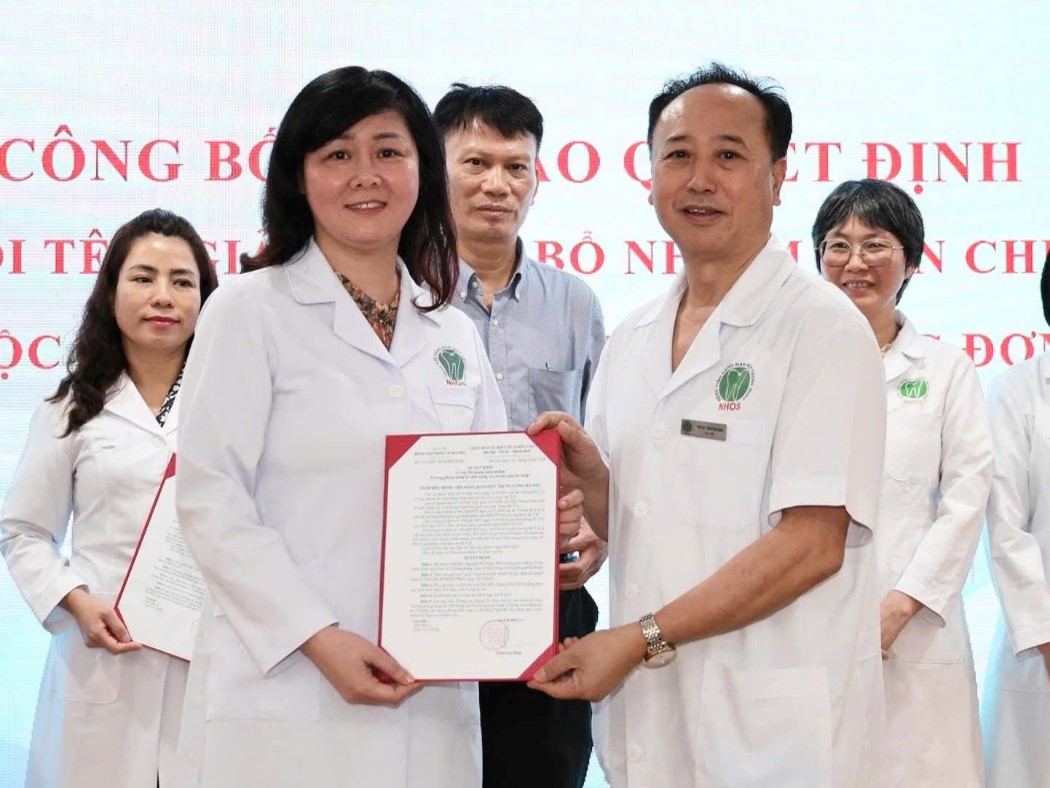 Trao quyết định bổ nhiệm cho BSCKII. Nguyễn Thị Hạnh, Trưởng phòng Quản lý chất lượng và Chuyển giao kỹ thuật.